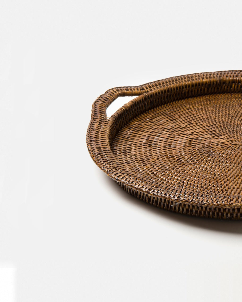 Inle round rattan tray in brown, close-up