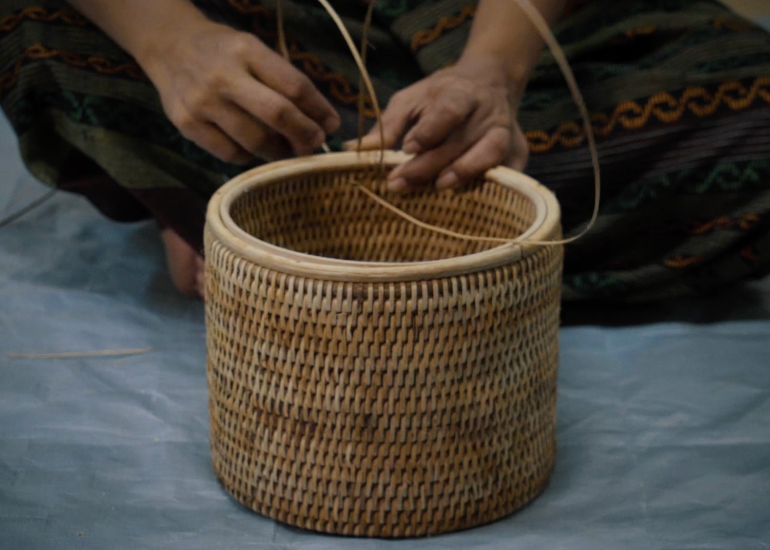 <p>Watch our rattan ice bucket coming to life.</p>
