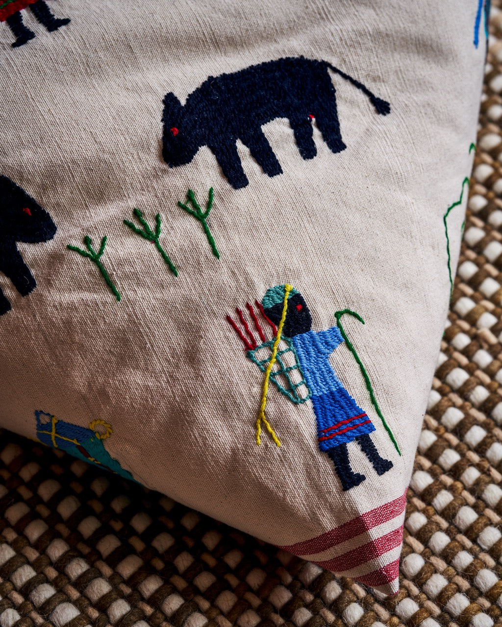 Kids Naga bean bag with blue accents, close-up