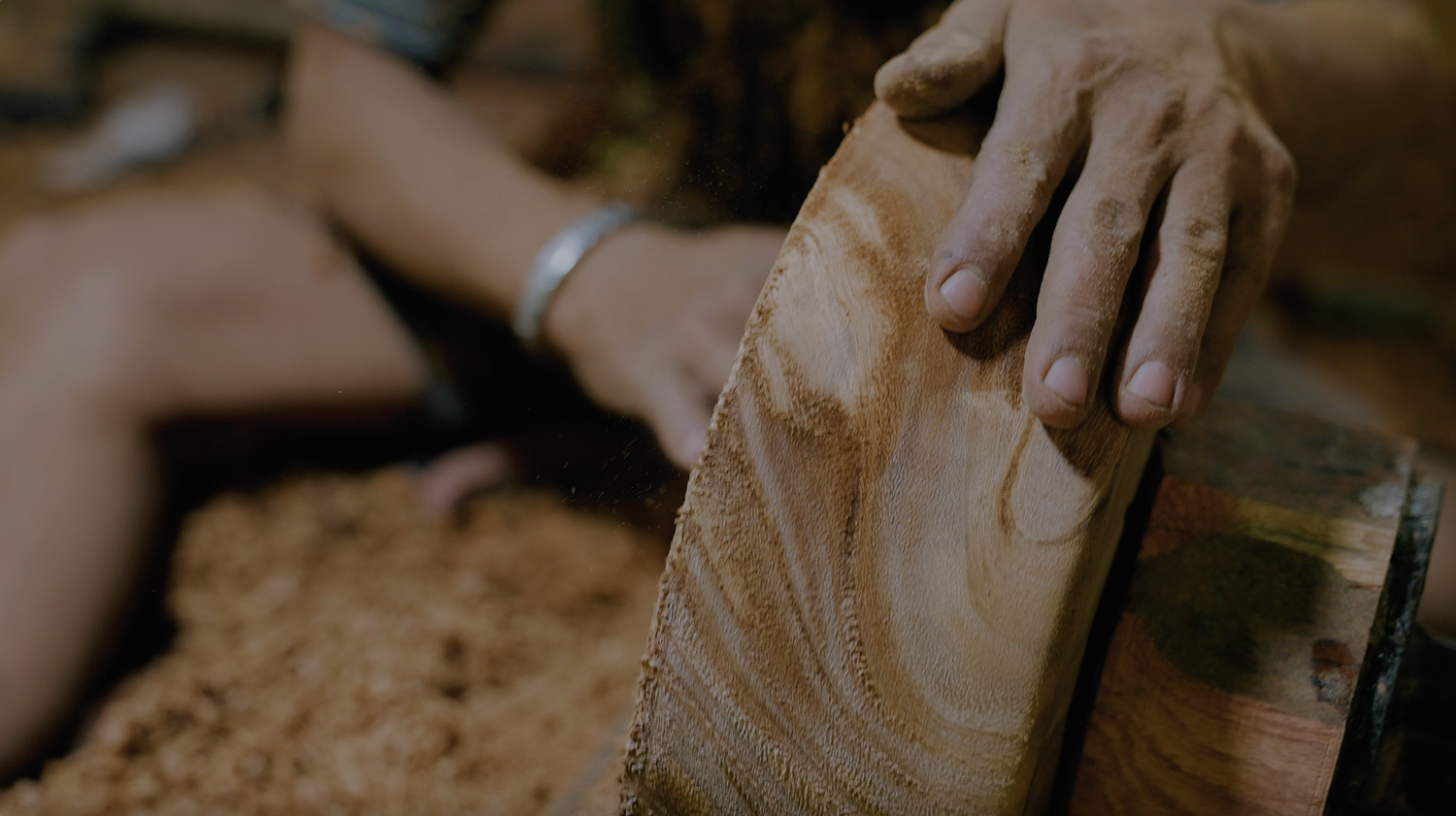<p>Watch our salad bowl being carved by hand</p>