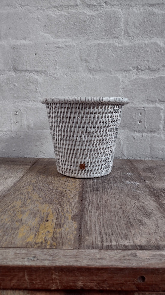 Wonky Small Kanbalu Planter | White